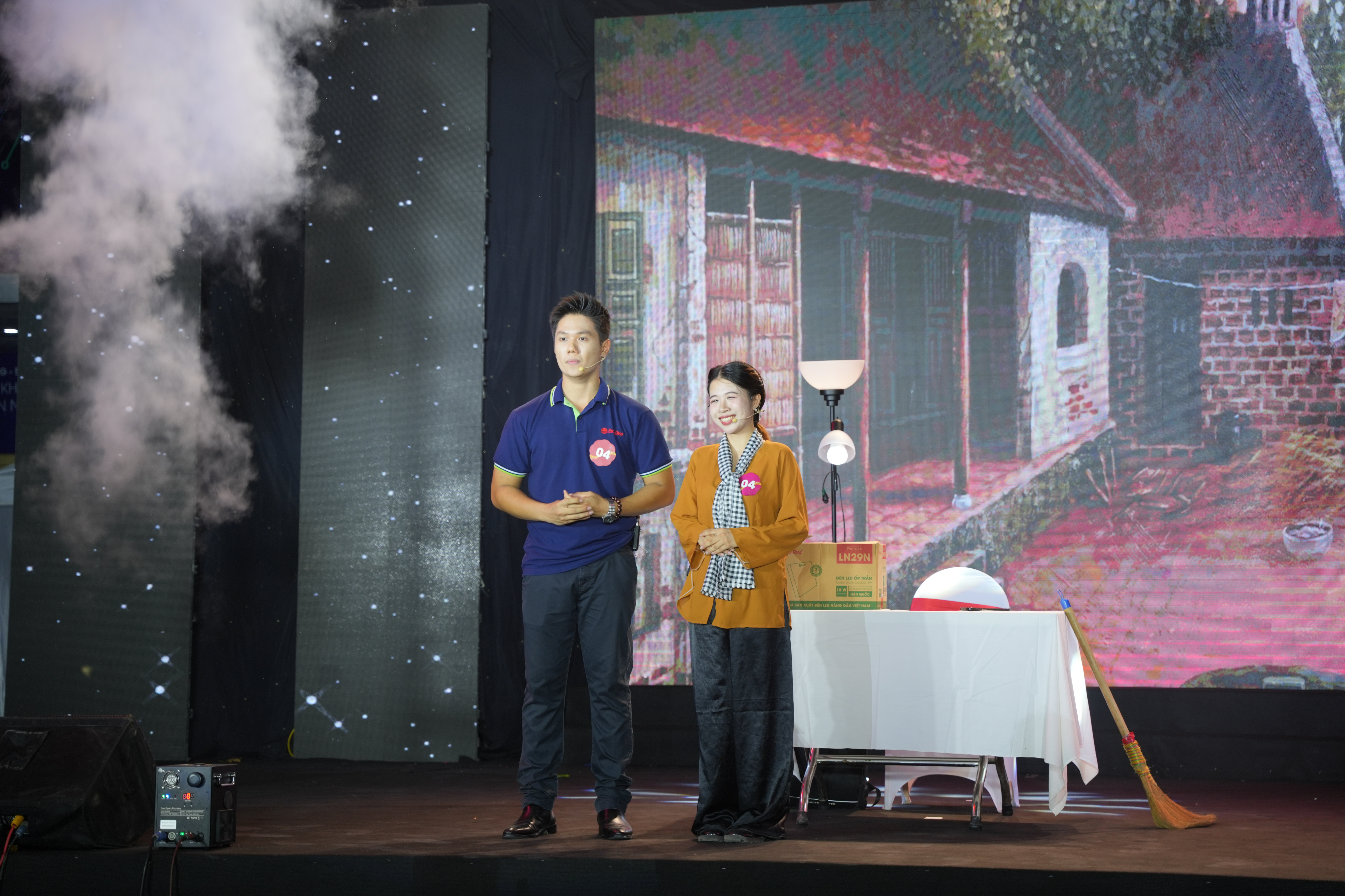 Tiểu phẩm Ánh sáng kết nối yêu thương của cặp đôi 04 